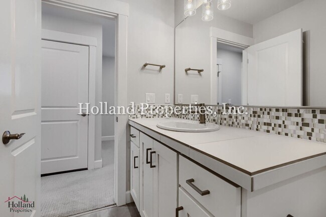 Building Photo - 3933 SE 83rd Ave