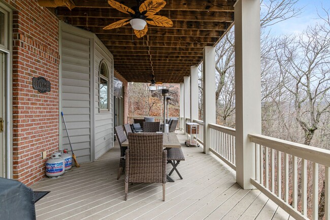 Building Photo - Rent Special! See Description! Spacious Ho...