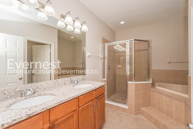 Building Photo - Limited Time Special Offer / 3 Bed/2.5 Bath Townhome with Garage / Pet-Friendly / Vouchers Accept...