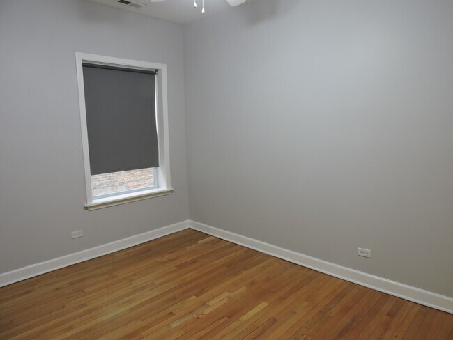 Building Photo - 1346 1/2 W Estes Ave