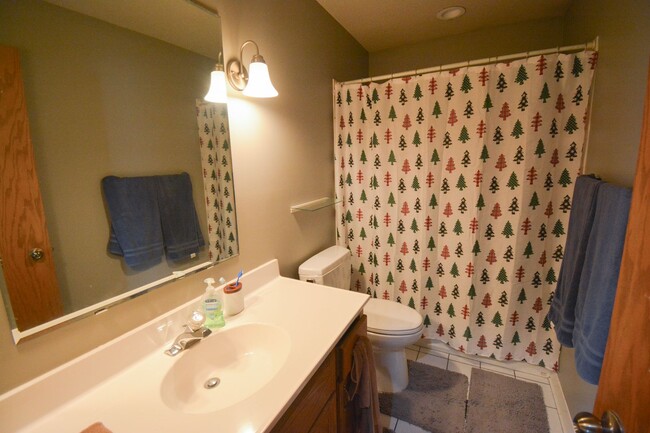 Building Photo - 4 bed 2 bed For Rent in Country Club Manor!