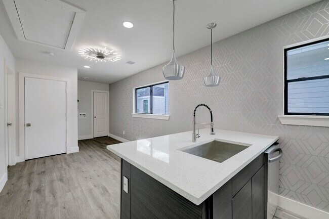 Building Photo - 2403 Cleburne St