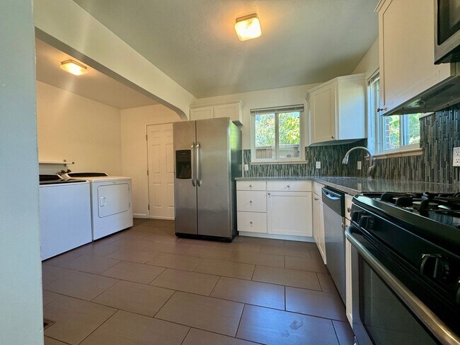 Building Photo - 2 Bedroom, 1 Bathroom Duplex in Denver! Available August!!