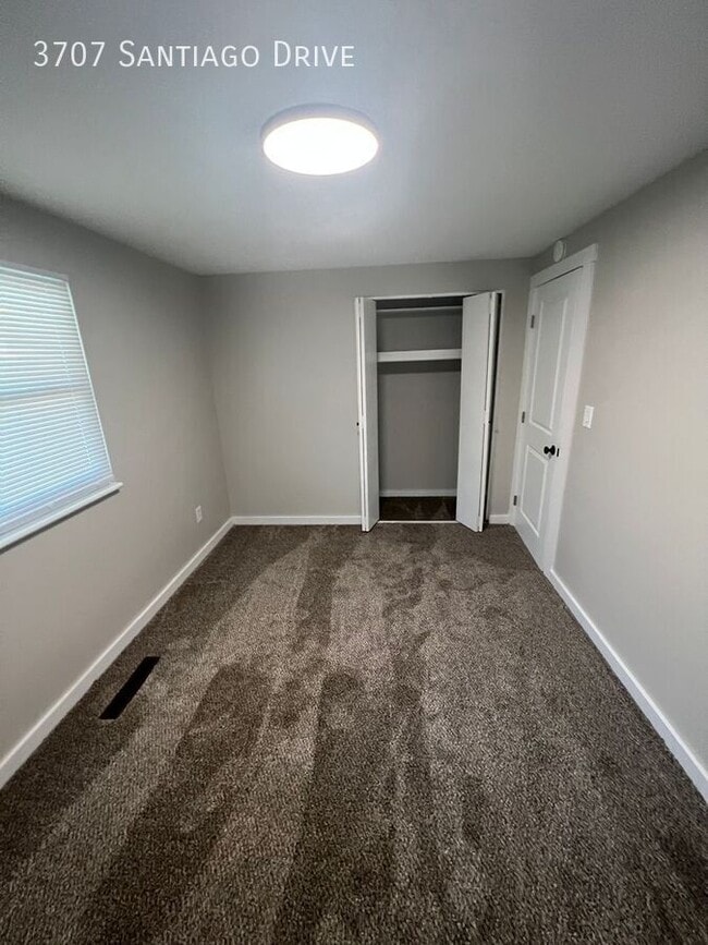 Building Photo - 3707 Santiago Dr