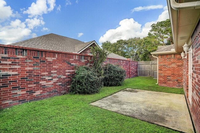 Building Photo - 316 Parkwood Village Dr