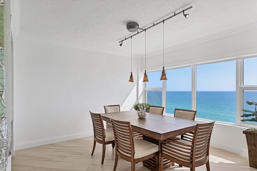 Building Photo - 601 Longboat Club Rd