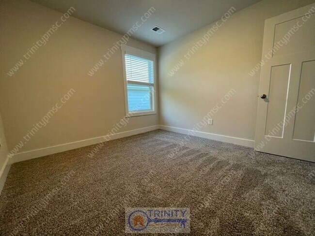 Building Photo - Beautiful and spacious! Ready for move in!