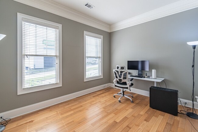 Building Photo - Stunning 4-bedroom, 3.5-bathroom home loca...