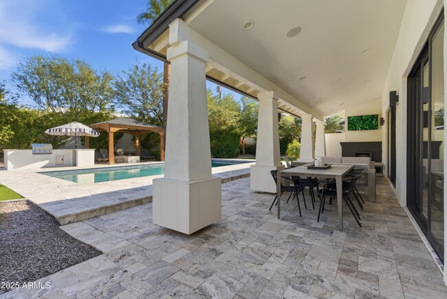 Building Photo - 4601 N Royal View Dr