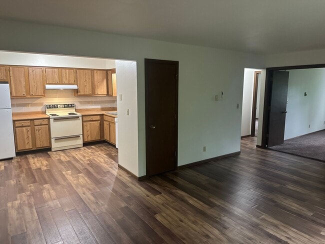 Building Photo - Immaculate Updated 2 Bedroom 1 bath