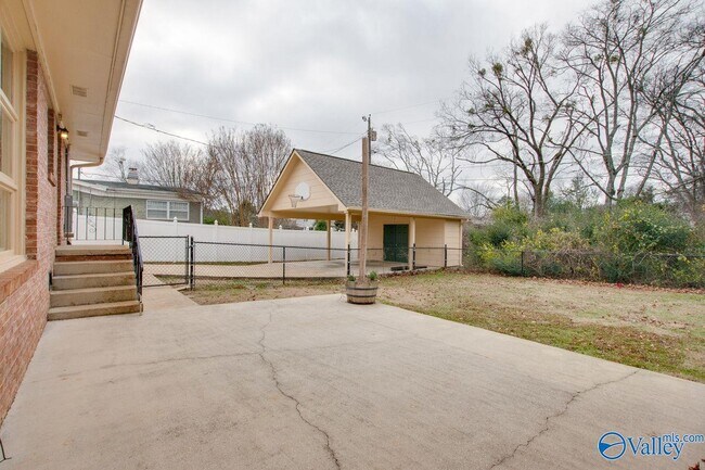 Building Photo - 814 Cleermont Dr SE