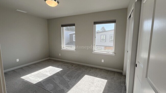 Building Photo - Modern 3-Bedroom Home!