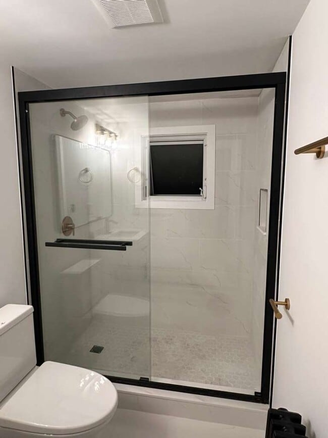 Building Photo - Great Home For RWJMS/Rutgers Students * Walk to New Brunswick/Highland Park Nightlife * All Utili...