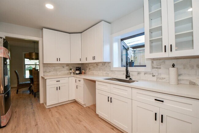 Building Photo - 4302 McDermed Dr