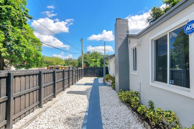 Building Photo - Rented