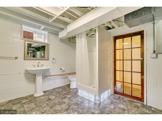 Building Photo - 3 bedroom 2 bathroom house with detached g...