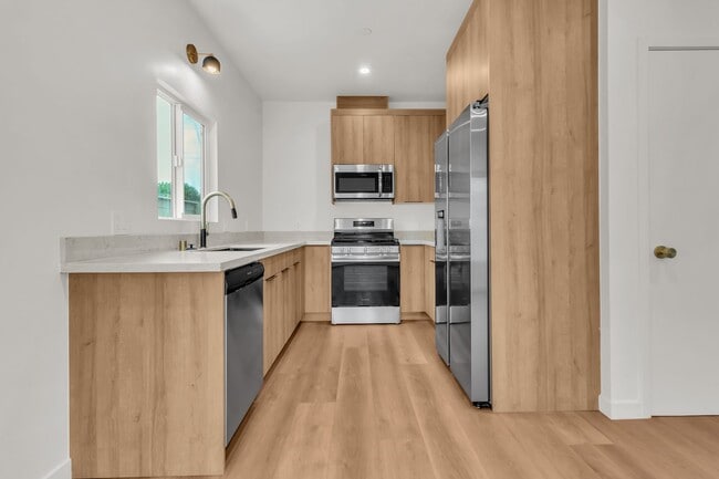 Building Photo - 414 S Ave 56