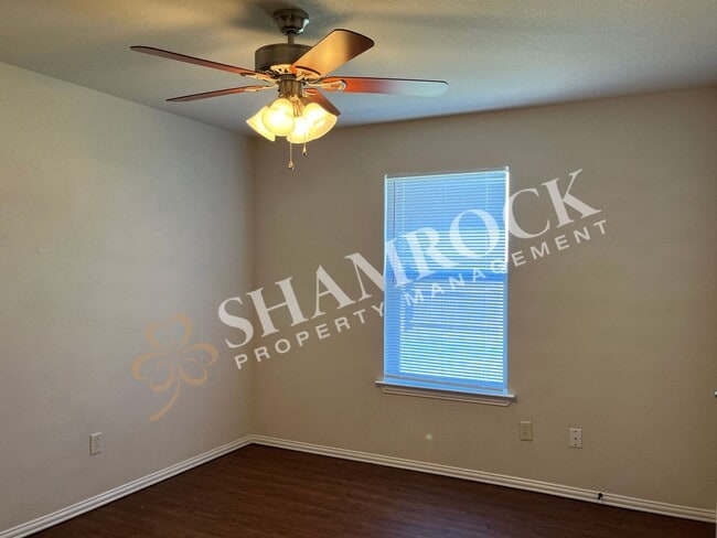 Building Photo - 3 bedroom/2 bath duplex in Midway ISD