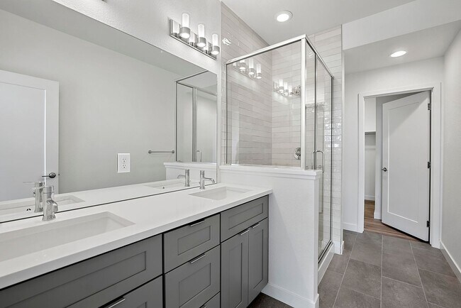 Building Photo - Last Townhouse Available! Beautiful Newer Build Close to Overlook Station