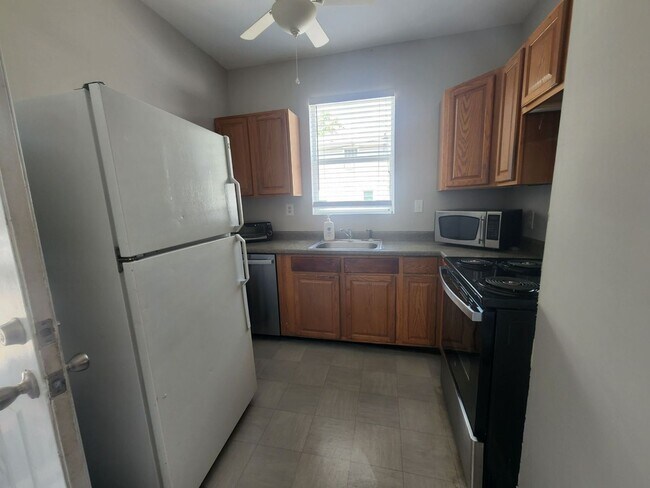 Building Photo - 2 Bedroom 1 Bath Apartment - Downtown Charleston