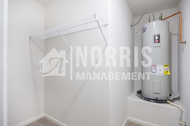 Building Photo - Beautiful Large Home Very Close to Freeway