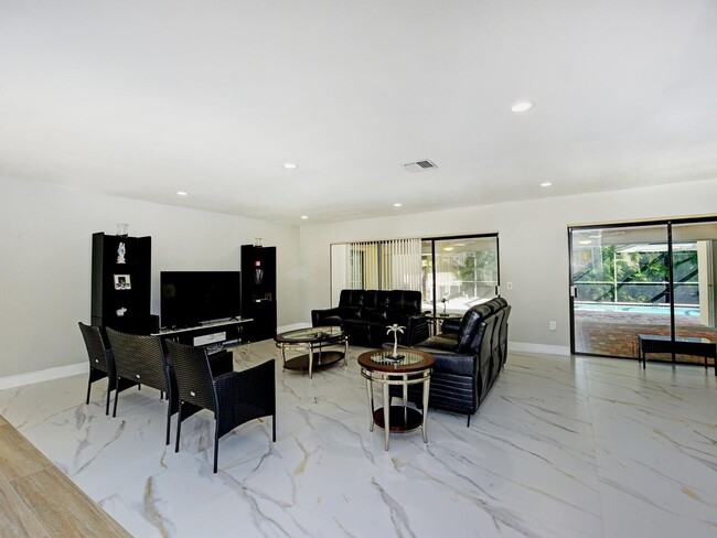 Building Photo - 5979 Pinebrook Dr