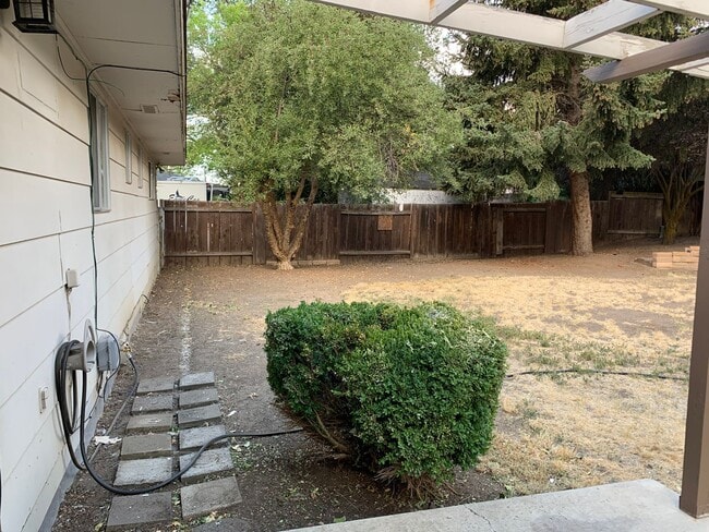 Building Photo - 3 Bedroom, 2 bath house