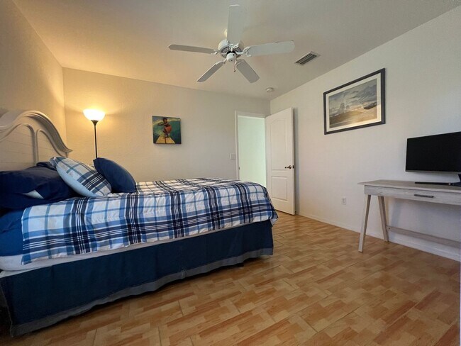 Building Photo - FURNISHED SHORT TERM RENTAL - 3 Bed / 2 Ba...