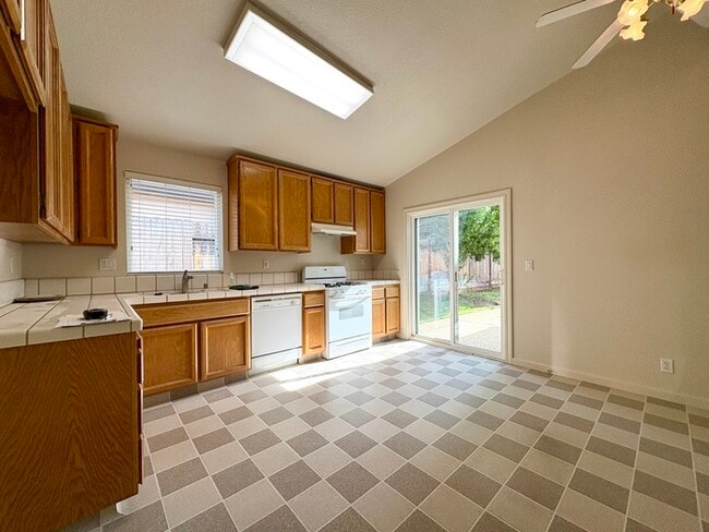 Building Photo - Beautiful 3 Bedroom 2 Bathroom Single Stor...