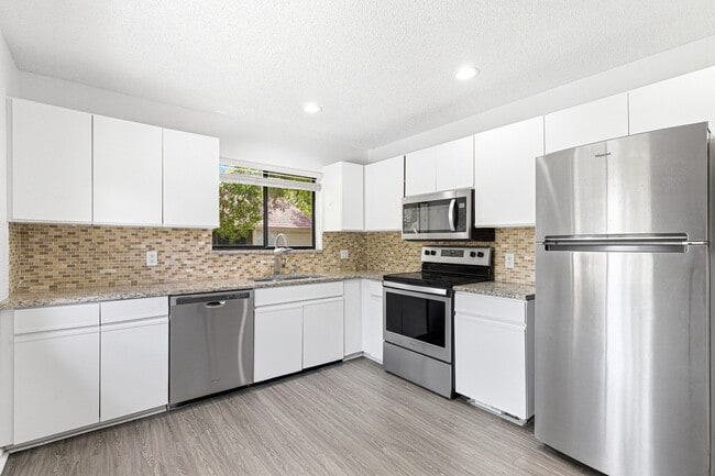 Building Photo - 5530 Coach House Cir