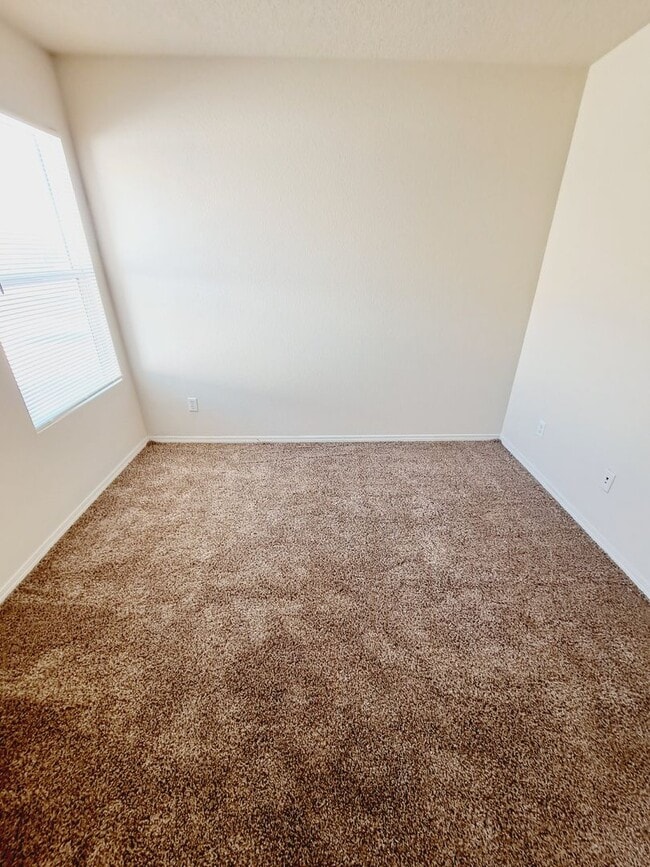 Building Photo - 3 bed 2 bath home in Huning Ranch. Great Yard