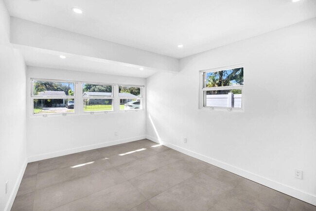 Building Photo - 4640 SW 25th Terrace