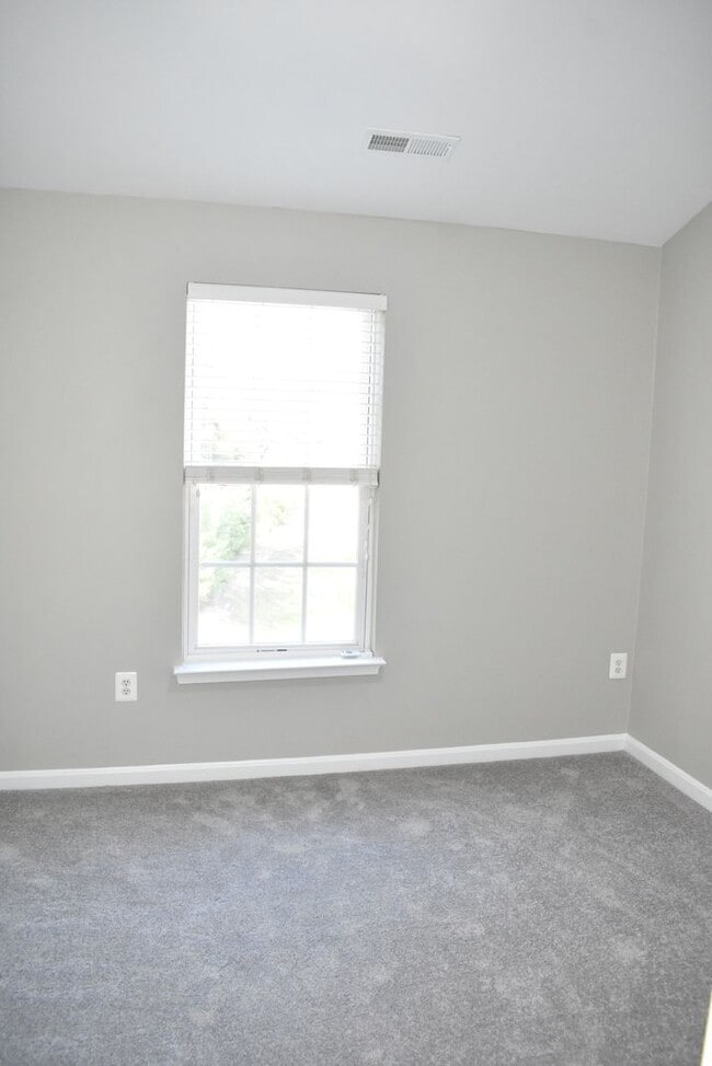 Building Photo - North Stafford End Unit Townhome !!