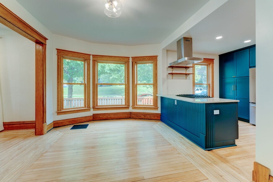 Huge high end windows - 1322 NE Lowry Ave
