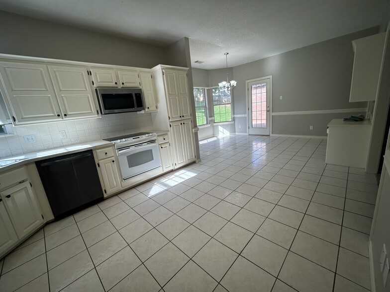 Kitchen - 8709 Canopy Oaks Dr