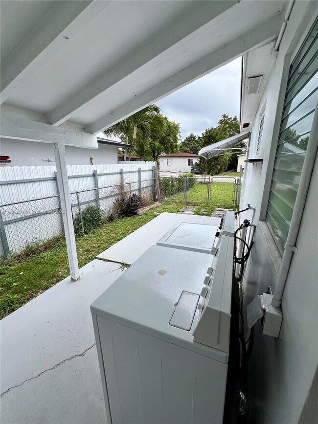 Building Photo - 730 NW 1st Ct