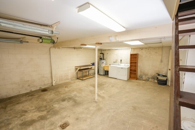 Building Photo - 1308 S Mt Joy St