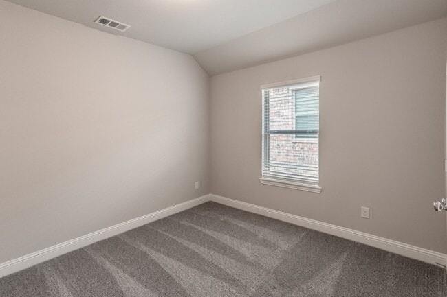 Building Photo - 5917 Bellflower Dr