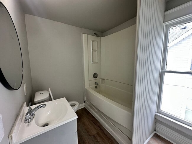 Building Photo - Four Bedroom House Available in Battle Creek!