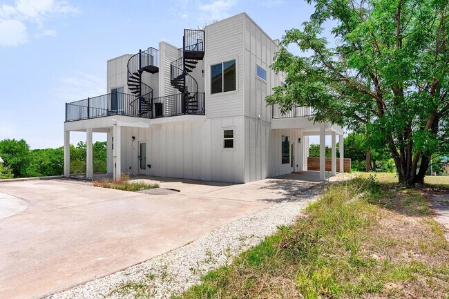 Building Photo - 2108 Rosewood Ave