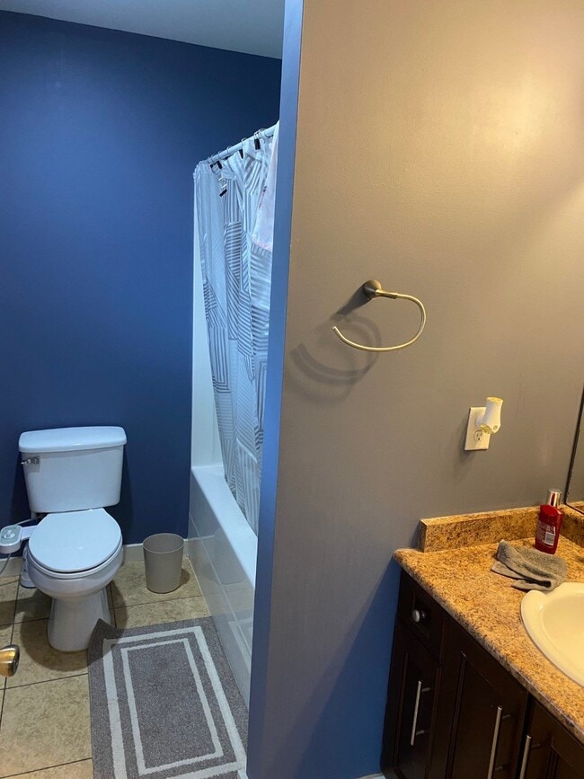 Building Photo - 5-Bedroom Home Located in Barkley Neighborhood