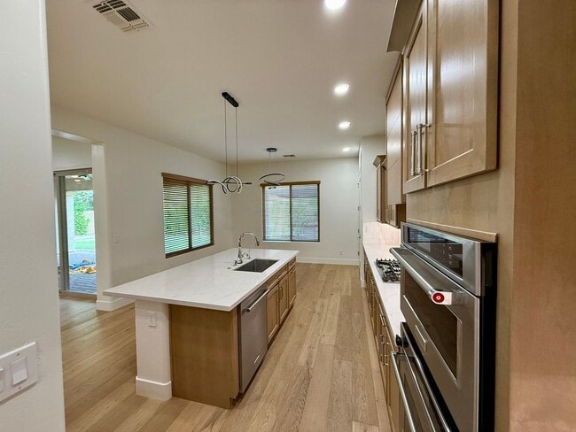 Building Photo - 1708 W Oberlin Way