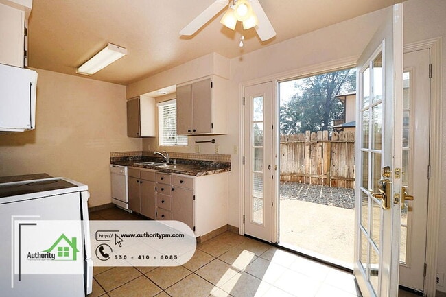 Building Photo - 1553 Bramble Pl