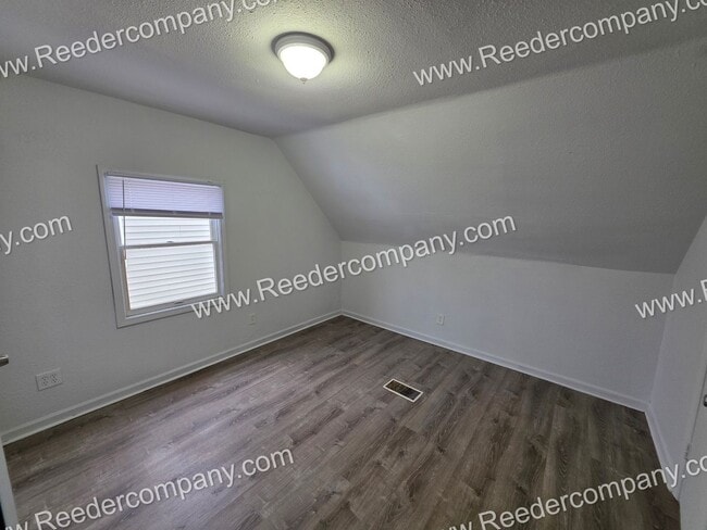 Building Photo - Spacious 4 bedroom 1 bathroom house