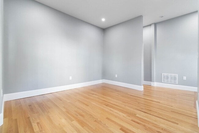 Building Photo - 51 Mansfield St