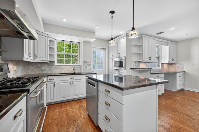 Building Photo - 737 19th Ave N