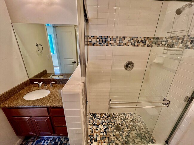 Building Photo - Great 2B 2BA Condo in Pacific Beach