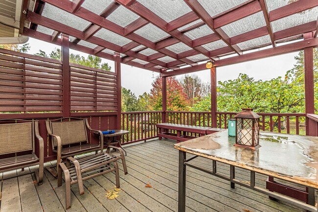 Building Photo - Large deck for entertaining guest or relaxing