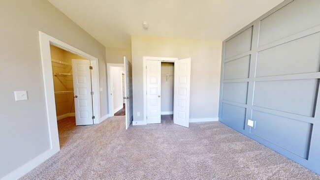 Building Photo - Fox Run Townhome Available August!