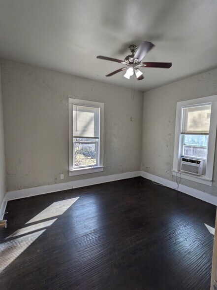 Building Photo - 534 E Sycamore St